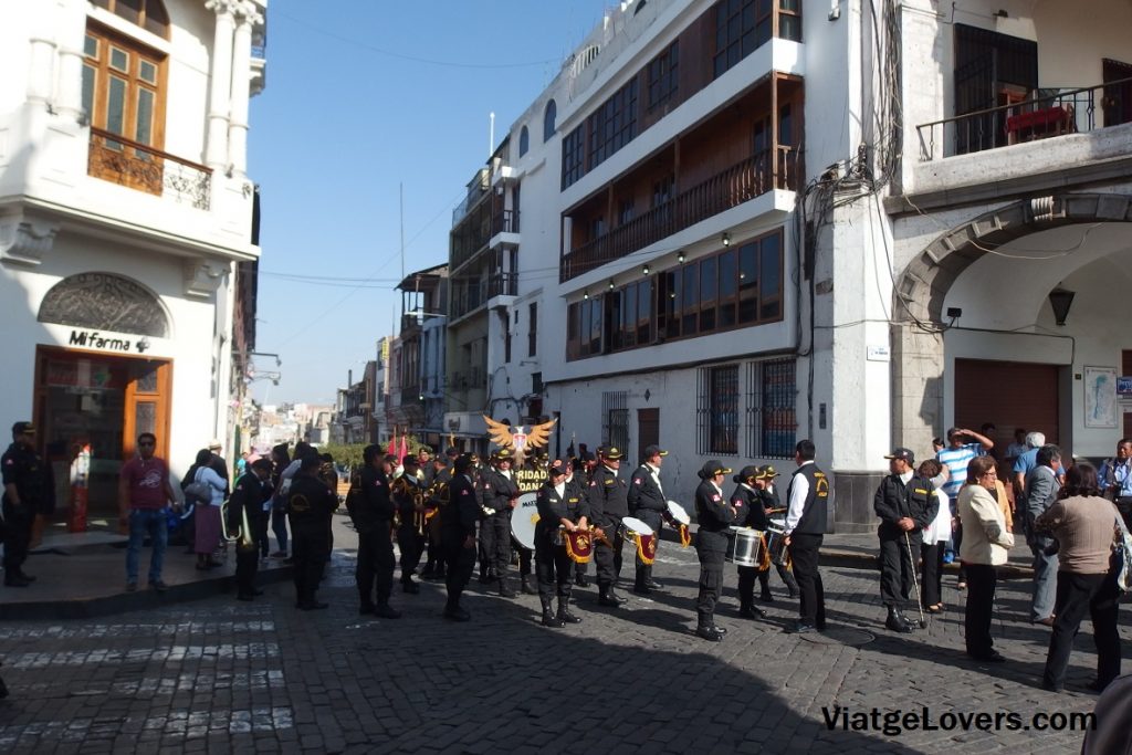 Desfile militar en plaza de armas, Arequipa