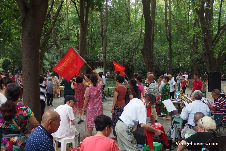 People's Park in action, Chengdu -ViatgeLovers.com