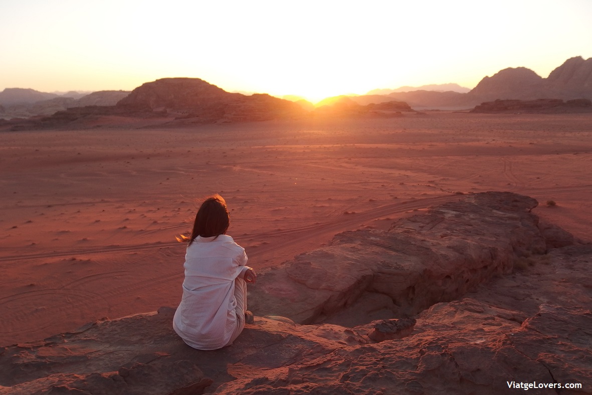 Anochecer en el desierto de Wadi Rum, Jordania -ViatgeLovers.com