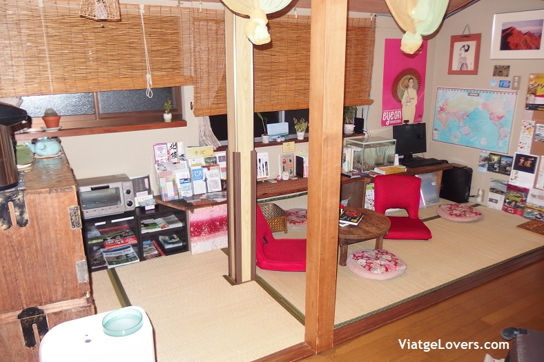 Estancia común en el alojamiento de Kanazawa. Japón -ViatgeLovers.com